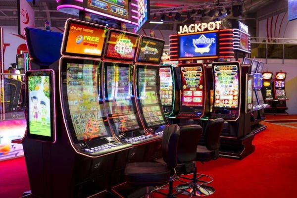 Side-by-side comparison of nikmat777 app on Android and iOS devices showing live roulette table